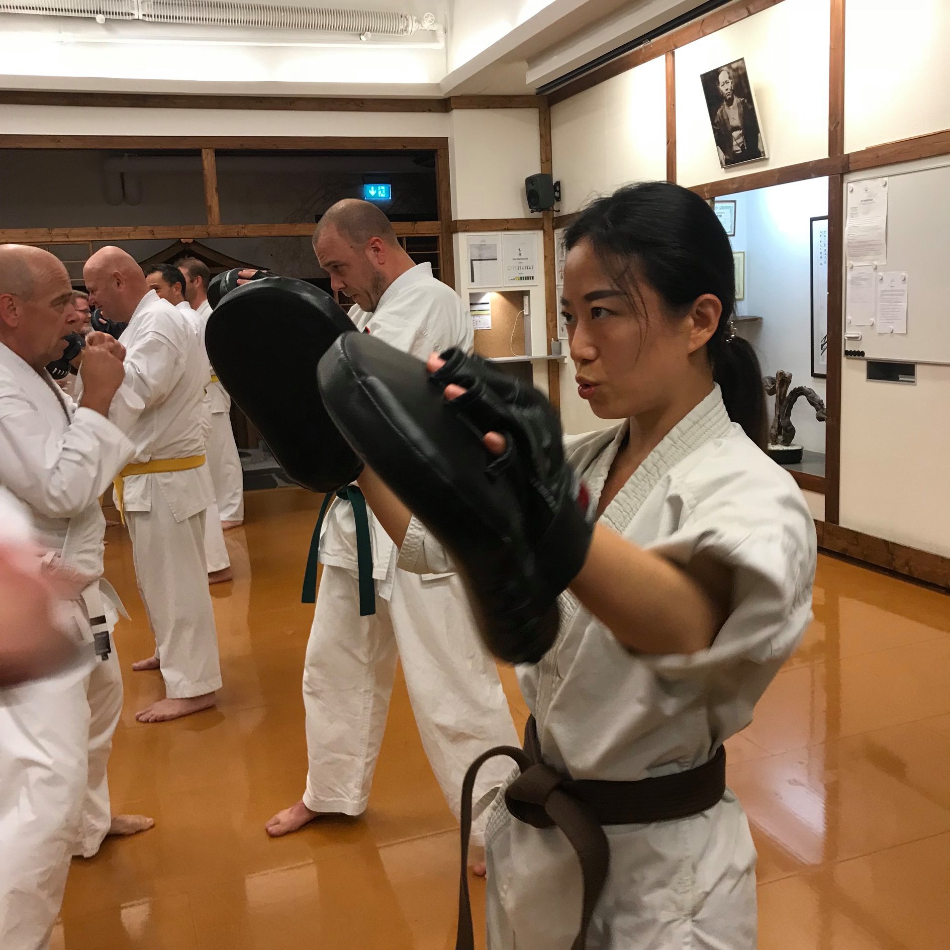 Karateutövare tränar slagteknik med mitsar på Budo Zen Center i Vasastan, Stockholm – traditionell Goju Ryu-karate för vuxna